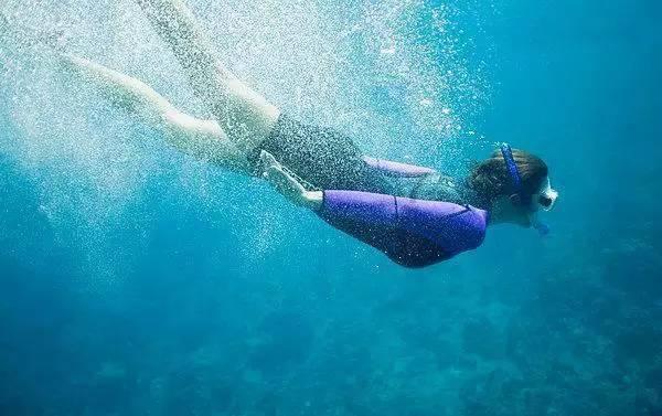 马里亚纳海沟深10862米，水还是液态吗？会被压缩成固体吗？